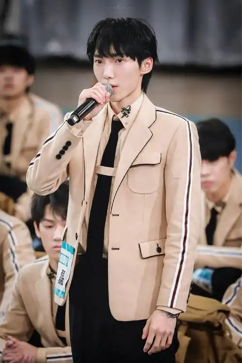 赵磊别回头就向前奔