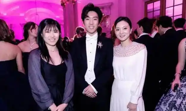 张艺谋一家亮相巴黎舞会大儿子张壹男成为焦点网友撞脸常远