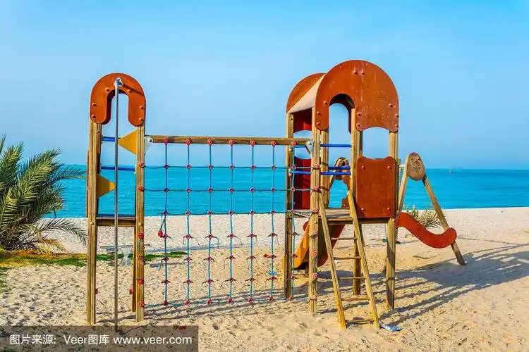 科威特海滩上的儿童游乐场.