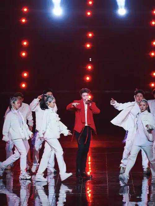 张艺兴央视跨年面纱舞台##张艺兴面纱舞台再现红衣造型