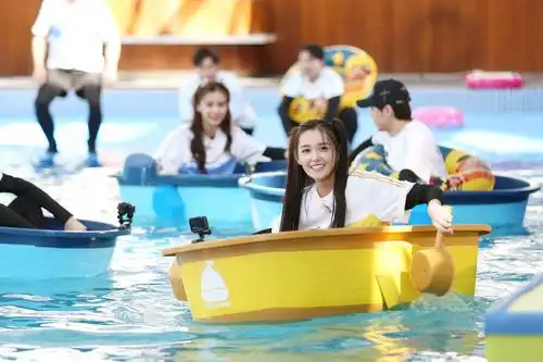 蒋依依双马尾造型元气十足录制奔跑吧展开激烈水上对决