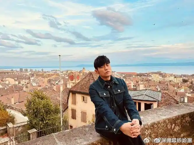 周杰伦ins晒一家三口背影照##周杰伦分享一家三口背影照