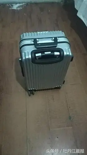 谁把行李箱落在西十一条路了?快来认领