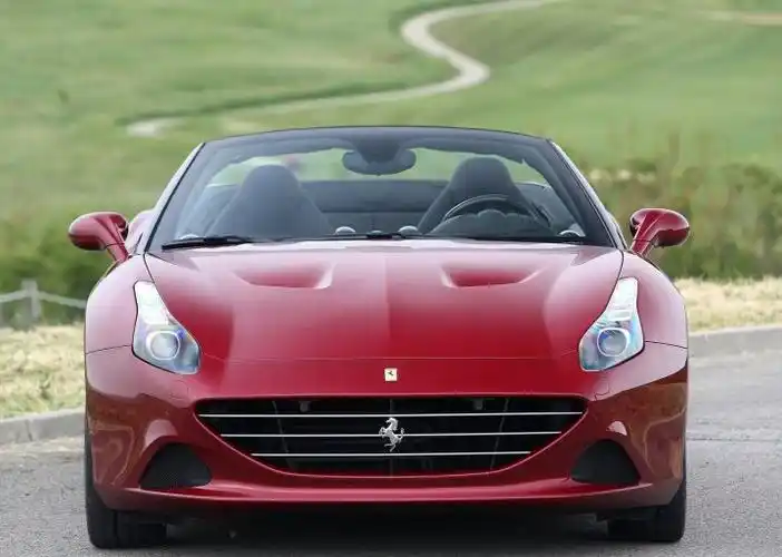 通利福尼亚州的法拉利california