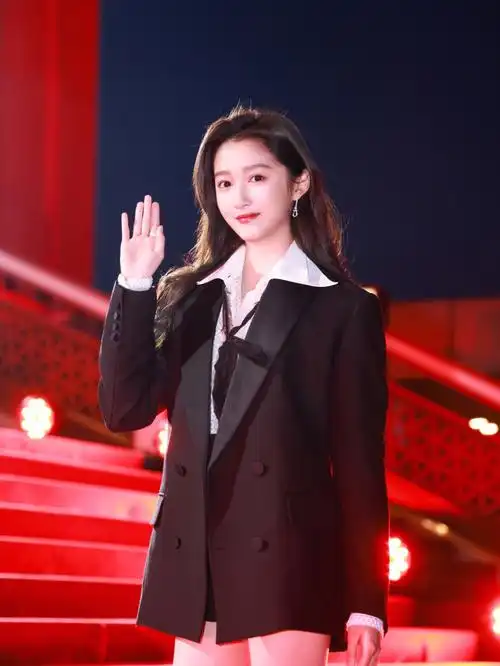 关晓彤演绎2021秋冬act系列西服套