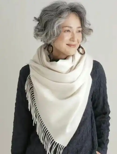 女人过了60岁,发型选这3种"贵妇卷"才显气质,有白发更高级