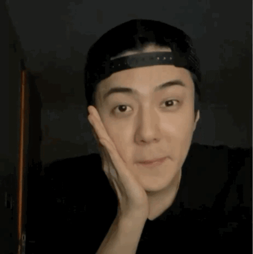 这圆润的脸,同组合的吴世勋似乎也没好到哪儿去…你能想象是一个爱豆