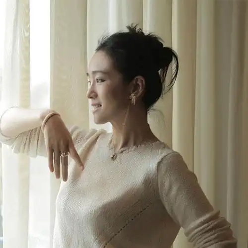 弧度区间,和鼻子形成完美角度,无论正面还是侧面都好看,巩俐就是代表