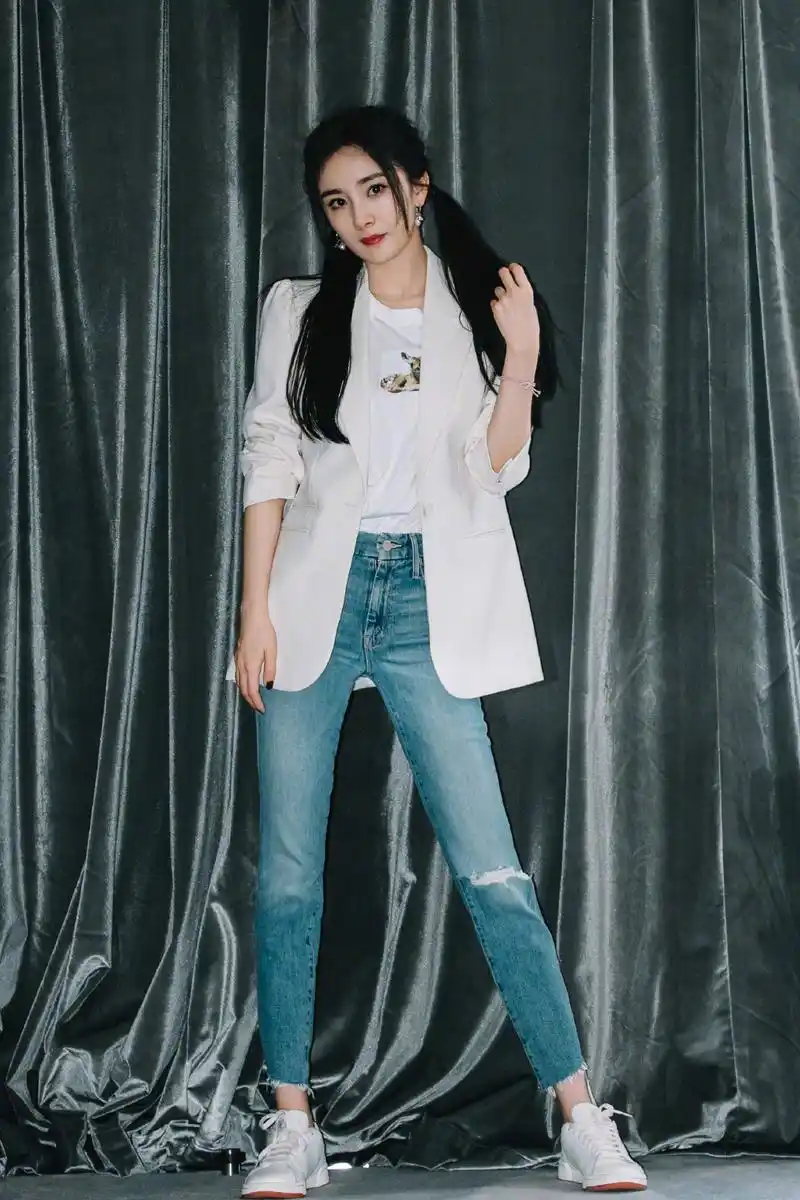 杨幂真是个时髦精西服搭配牛仔裤高级精致看不出有33岁了