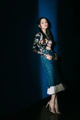 迪丽热巴穿牛仔裙化身美人鱼,网友:满屏的大长腿_身材