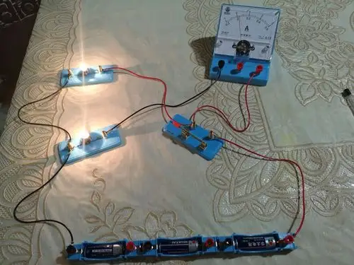 连接并联电路,并将电流表接入电路,将电流表放在开关和l2之间,接在大