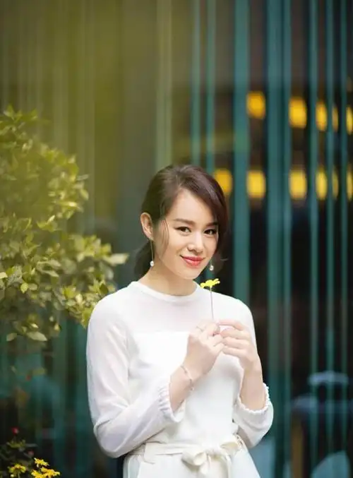 回顾港姐胡杏儿:苦恋黄宗泽8年无果,如今感谢男方的不娶之恩?