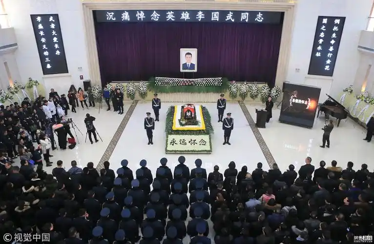 救人身亡保安追悼会举行 600人含泪送别