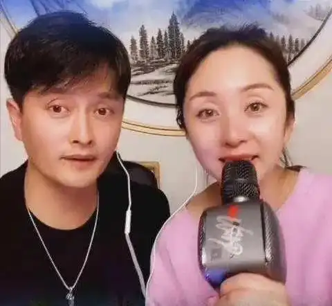 现在云飞与高月之间的连接只剩下他们的女儿,他们也都过着属于自己的
