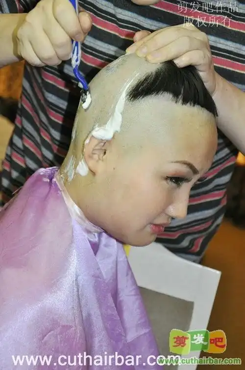 纪念五四青年节女孩剃光头剪发吧9322