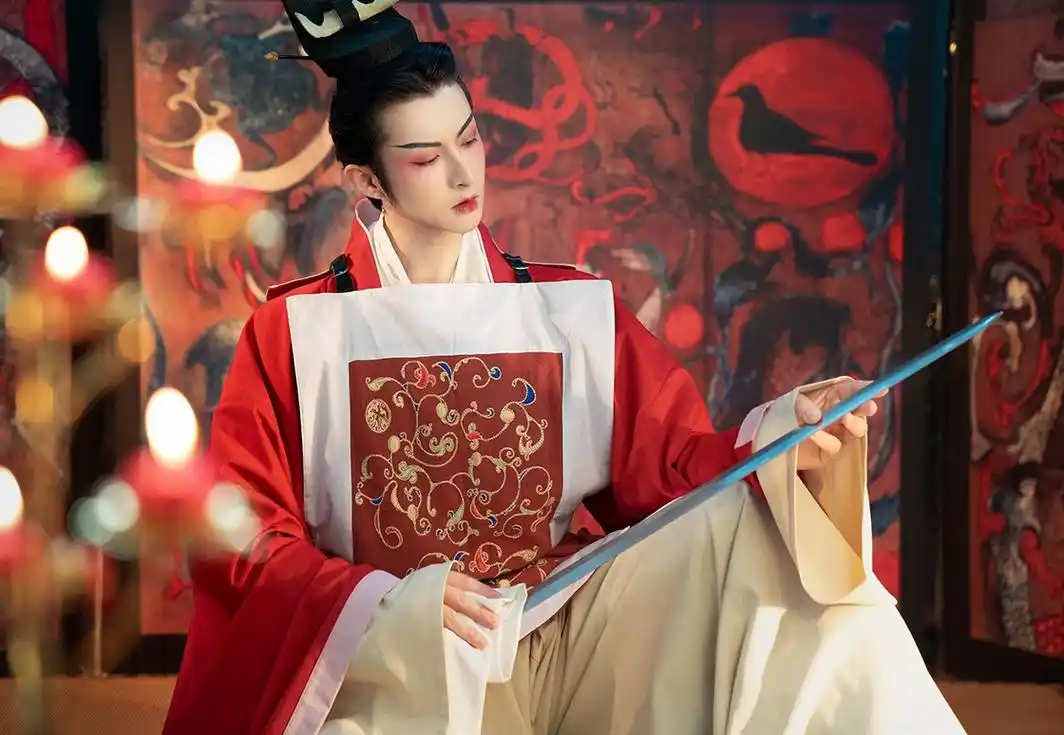 这种形制的汉服看起来很像围裙,被汉服圈嫌弃,路人看了却很喜欢