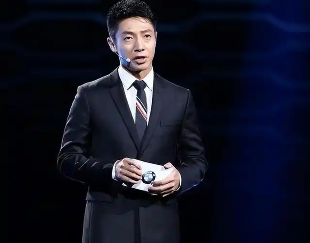 撒贝宁带孩子游迪士尼,儿女正脸照首度曝光!女儿颜值像极了爸爸