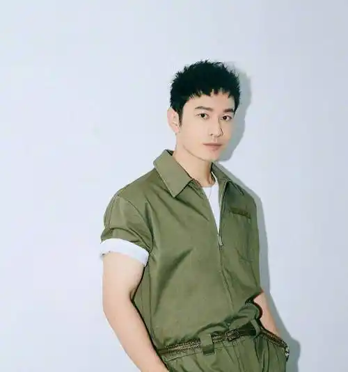 原创43岁黄晓明帅回颜值巅峰戴金丝边眼镜像斯文败类真的不油腻了