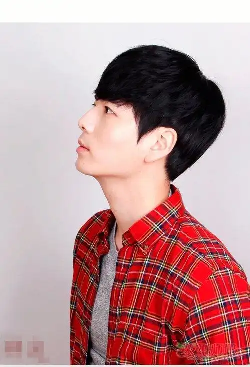 男生短头发剪齐 刘海发型呈现