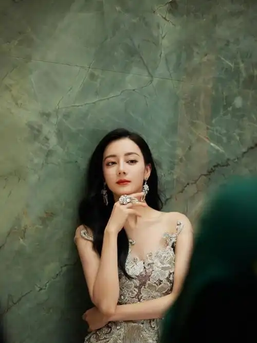 迪丽热巴国风银色流苏裙个性与时尚的完美结合