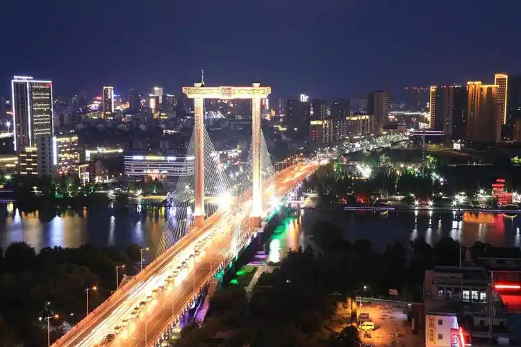 作品名称: 运河夜景  作品描述: 夜幕降临,宿迁一号桥及沿岸城市美丽