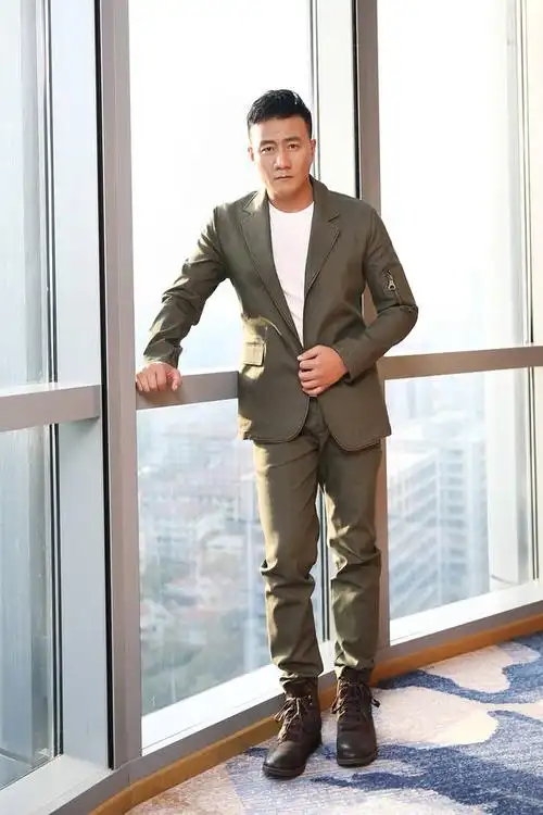 uedbet体育:胡军简约型男风亮相盛典 诠释都市军装时尚态度