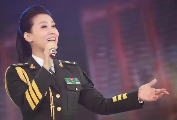 身材丰满长相甜美的八位军旅女歌手你喜欢谁