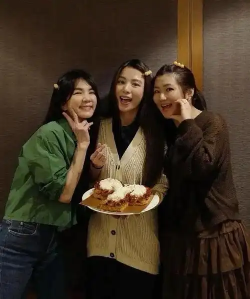 she合体为田馥甄庆生三人打扮低调一起赏樱