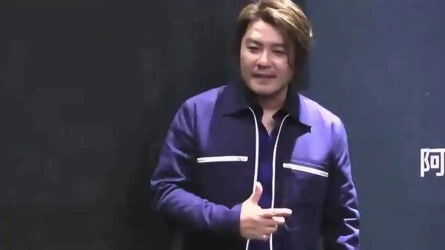 歌手阿杜罕见现身ktv身材发福腰上赘肉横生