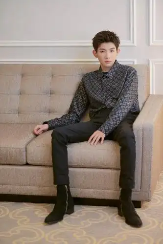 王源放飞自我?女式鞋子都敢穿出来,弟弟长大了