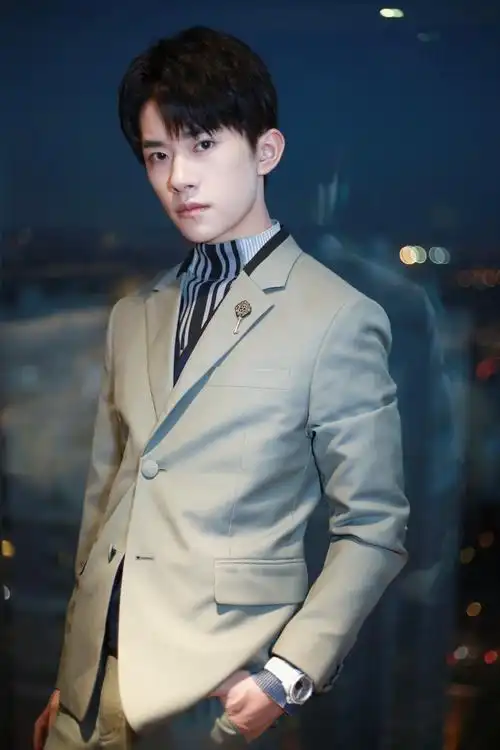 易烊千玺绿色西装帅气高清图片28