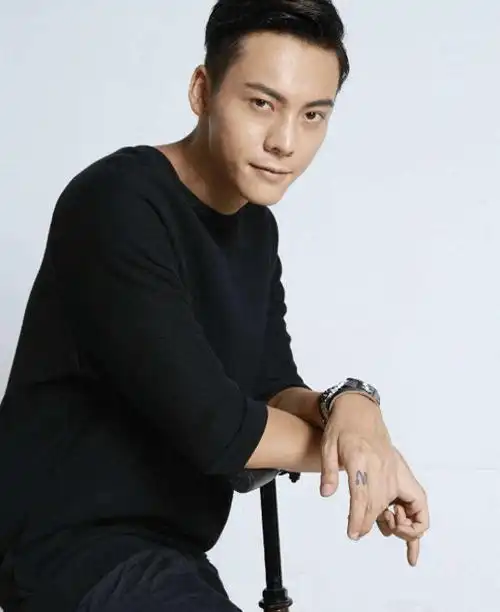 38岁陈伟霆当伴郎抢镜,被多位富婆邀请合影,新郎来头不小