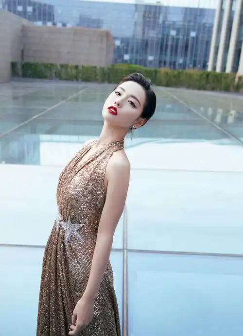 张嘉倪超话老板@张嘉倪出席#费加罗风尚盛典#.