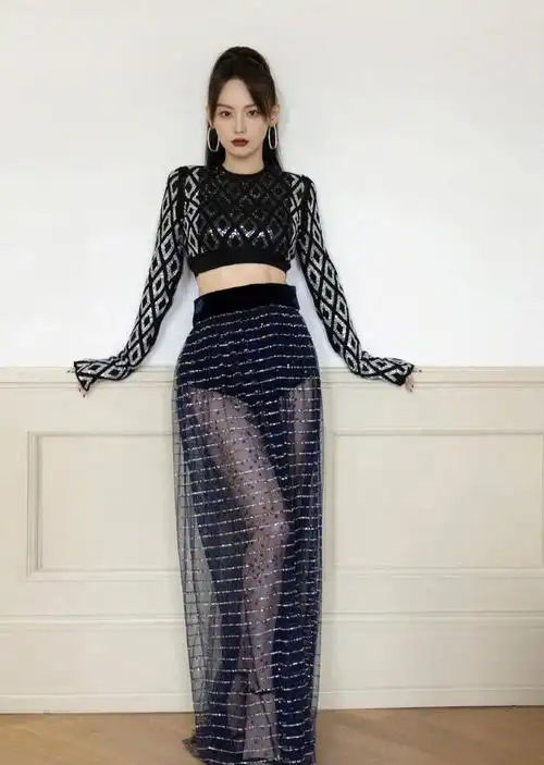 张嘉倪豁出去了!下半身"镂空"拍成大片太魅惑,网友:买超眼瞎