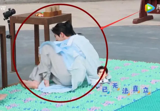 可是当看到连续失误的时候蔡徐坤蹲下去拿纸杯的时候都被他回程的路子