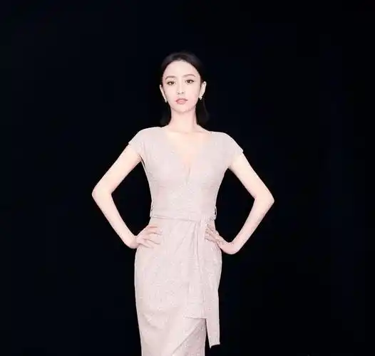 佟丽娅真是"骨感美",深v礼服都撑不起,网友:照样惊艳_时尚_好身材_美