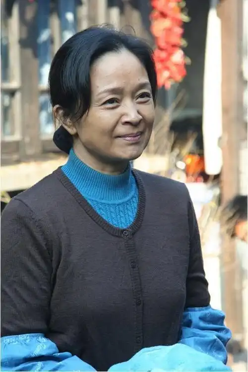 60岁老戏骨刘莉莉近照,与老公合影超甜蜜,女儿不及妈妈漂亮