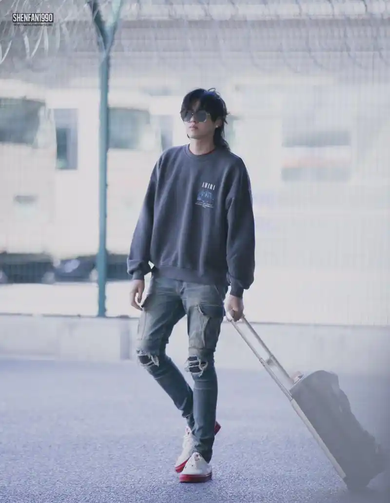 吴亦凡一身lv开演唱会,出门在外也不忘做宣传,称职的代言人