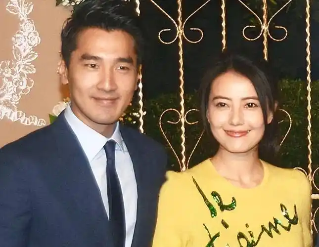 高圆圆和老公回台北给婆婆庆生!公园里和赵又廷亲吻,女儿好淡定