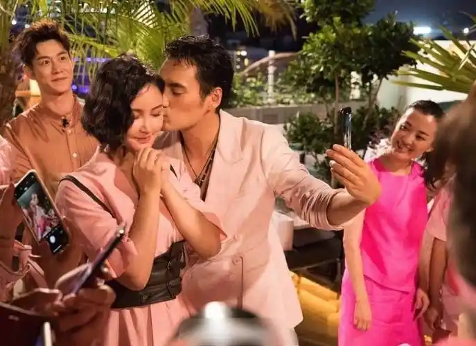 仅隔了几个月的时间,张歆艺就与合作多次的袁弘因戏生情,转身重新拥抱