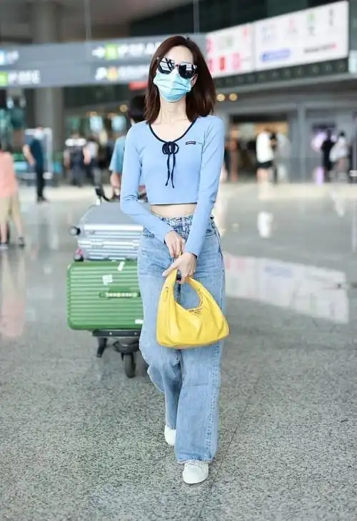 陈都灵也太有少女感了穿淡蓝色露脐上衣配牛仔裤看着好清爽啊