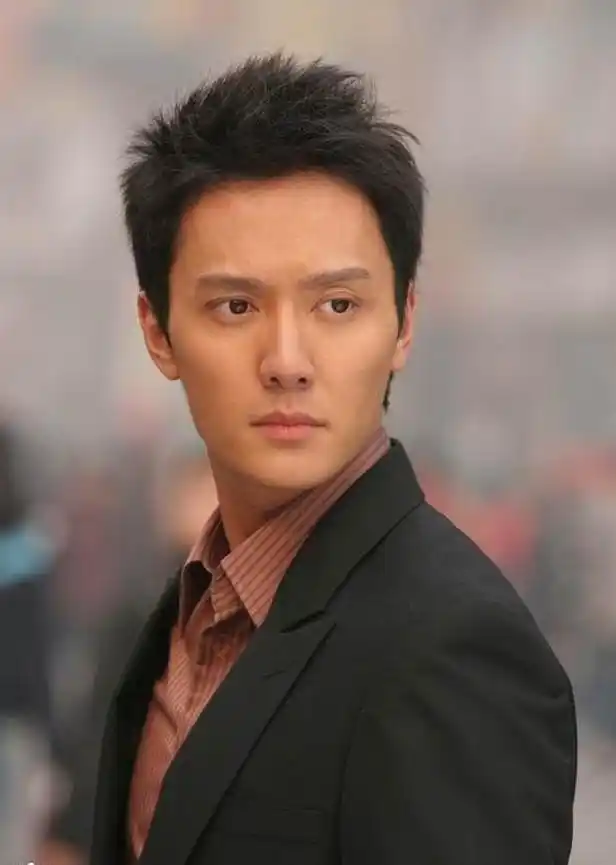 第四张:冯绍峰早年西装造型,帅不帅大家看,颖儿配不配一目了然!