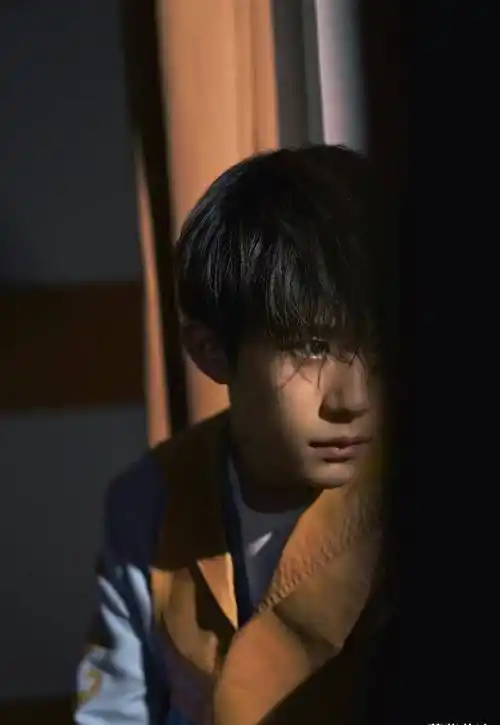 易烊千玺少年初成,魅力与气质越来越出众,眼神撩人,谁人不爱呢