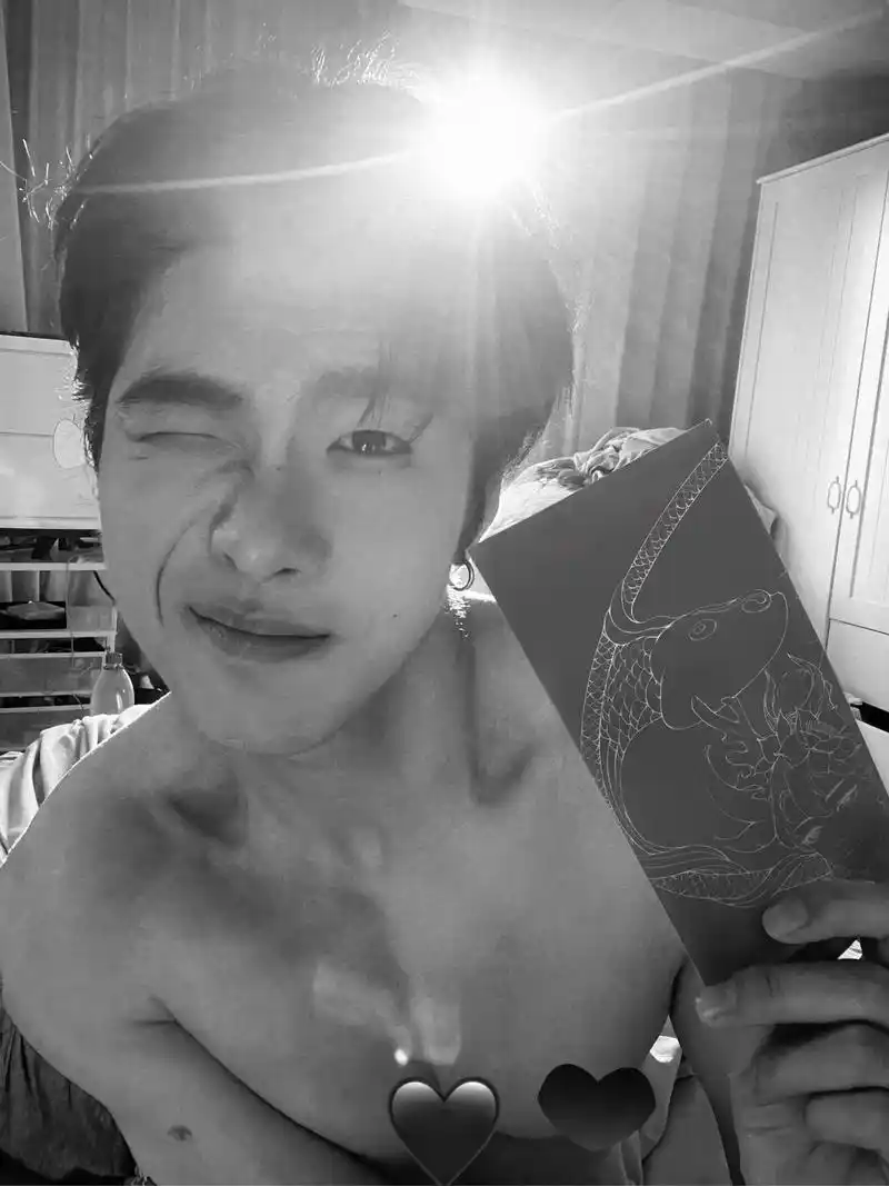 今天我画画了#画画 #禁欲系 #黑白#男生 #锁骨 - 抖音