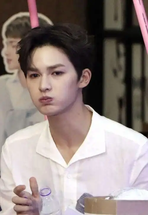 朱正廷现身品牌宣传活动,吐舌嘟嘴变翩翩少年郎可爱撩人!