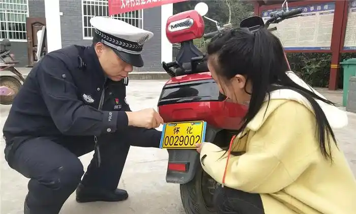 怀化交警直属三大队电动车登记上牌进村庄