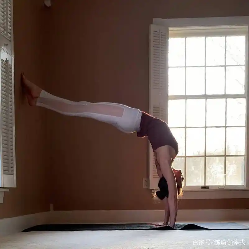 李一桐减龄穿搭,白色衬衫配蓬蓬露出纤细小腿,笑容甜美造型可人