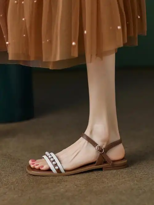 夏季不可少的平底舒适凉鞋简约休闲时尚款