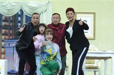 语言类节目是各台春晚必不可少的,图为潘长江与女儿潘阳等合作的