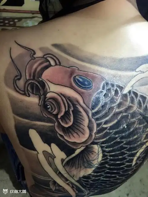 满背鲤鱼_纹身图案手稿图片_墨界的纹身作品集